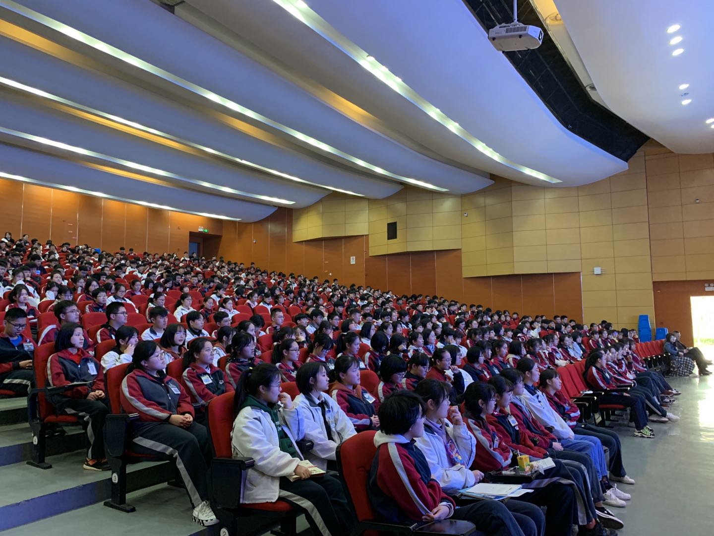 高三年级召开期中考试质量分析会